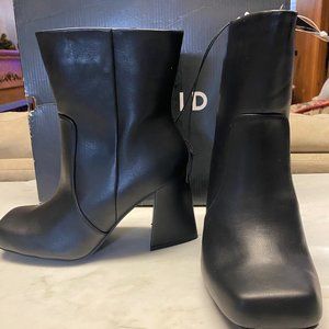 NWT Torrid Square Toe Triangle heel bootie Black 7.5WW